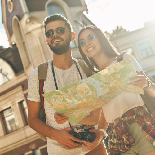 Pareja disfrutando de un viaje por la ciudad